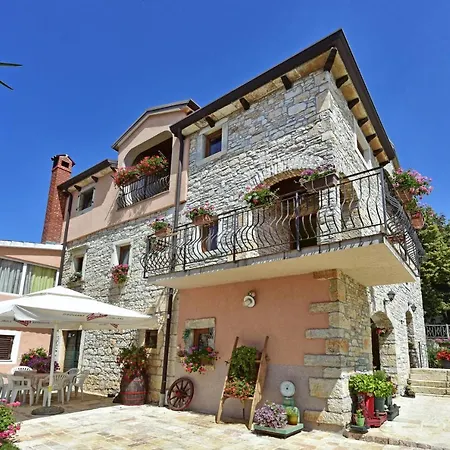 Holiday House Lena Pensjonat